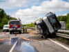 A4 bei Ohorn: LKW kippt auf Mittelschutzplanke – beide Richtungen betroffen