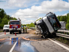 A4 bei Ohorn: LKW kippt auf Mittelschutzplanke – beide Richtungen betroffen