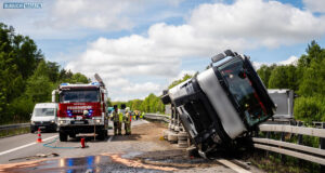 A4 bei Ohorn: LKW kippt auf Mittelschutzplanke – beide Richtungen betroffen