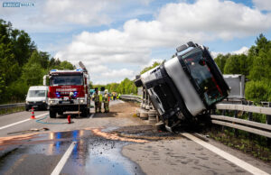 A4 bei Ohorn: LKW kippt auf Mittelschutzplanke – beide Richtungen betroffen