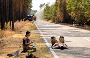 Feuerwehrleute bei Waldbrand verletzt – Dorf evakuiert