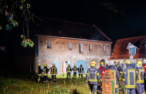 Lagerfeuer in Scheune führt zu Brand im Dachstuhl