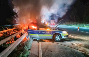 Bei Absicherung: Auto kracht in Streifenwagen!