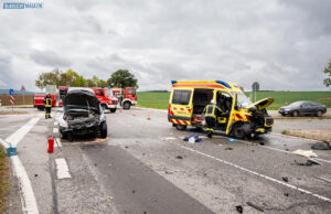 Schwerer Unfall bei Gnaschwitz – Krankentransportwagen kollidiert mit Pkw