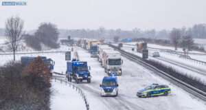 Schneechaos auf A4 in Ostsachsen: Beide Fahrtrichtungen blockiert