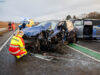 Schwerer Unfall auf der S95 bei Radeberg – PKW-Fahrer eingeklemmt, E-Fahrzeug beteiligt