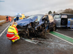 Schwerer Unfall auf der S95 bei Radeberg – PKW-Fahrer eingeklemmt, E-Fahrzeug beteiligt