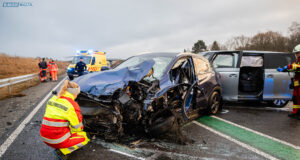 Schwerer Unfall auf der S95 bei Radeberg – PKW-Fahrer eingeklemmt, E-Fahrzeug beteiligt