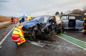 Schwerer Unfall auf der S95 bei Radeberg – PKW-Fahrer eingeklemmt, E-Fahrzeug beteiligt