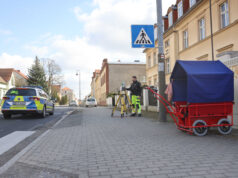 Auto erfasst Krippenwagen: einjähriges Kind schwer verletzt