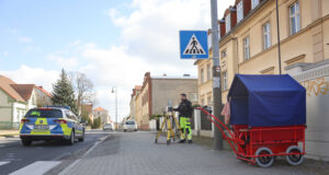 Auto erfasst Krippenwagen: einjähriges Kind schwer verletzt