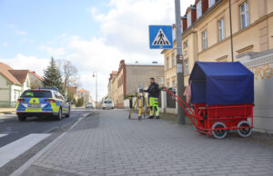 Auto erfasst Krippenwagen: einjähriges Kind schwer verletzt