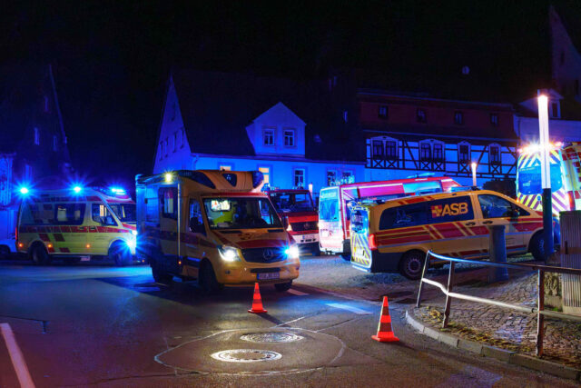 Hohnstein - Sechs Personen teils schwer verletzt: Familie mit Kindern in letzter Sekunde aus lebensgefaehrlicher CO-Falle gerettet! Ursache: Holzkohlegrill im Treppenhaus