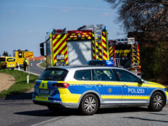 17-jähriger fährt mit Autocross-Fahrzeug zwei Fußgänger um