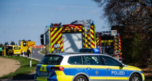 17-jähriger fährt mit Autocross-Fahrzeug zwei Fußgänger um