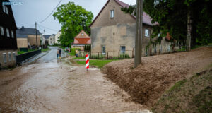 Verschlammte Straßen nach Unwetter bei Bautzen