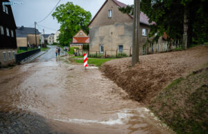 Verschlammte Straßen nach Unwetter bei Bautzen
