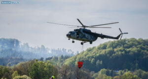 Böhmische Schweiz: Black Hawks aus der Slovakei unterstützen nun – insgesamt 9 Hubschrauber im Einsatz