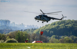 Böhmische Schweiz: Black Hawks aus der Slovakei unterstützen nun – insgesamt 9 Hubschrauber im Einsatz