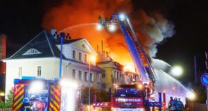 Großbrand in ehemaliger Polsterfabrik: 130 Kräfte kämpfen gegen Flammen in Rabenau