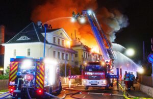 Großbrand in ehemaliger Polsterfabrik: 130 Kräfte kämpfen gegen Flammen in Rabenau
