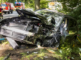 Feuerwehr befreit Autofahrer nach Unfall bei Pulsnitz