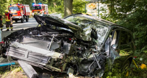 Feuerwehr befreit Autofahrer nach Unfall bei Pulsnitz