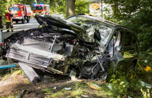 Feuerwehr befreit Autofahrer nach Unfall bei Pulsnitz