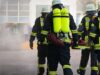 Zimmerbrand in LVR-Klinik Bonn: Feuerwehr stoppt Ausbreitung – zehn Leichtverletzte Symbolbild Feuerwehr Atemschutz Rauch