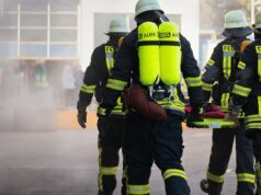 Zimmerbrand in LVR-Klinik Bonn: Feuerwehr stoppt Ausbreitung – zehn Leichtverletzte Symbolbild Feuerwehr Atemschutz Rauch