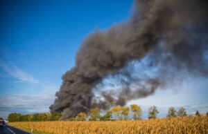Schrottberg brennt in Essen: NINA-Warnung bis Herne, Kitas zu, Zugang erschwert Symbolbild Feuerwehr Industriebrand