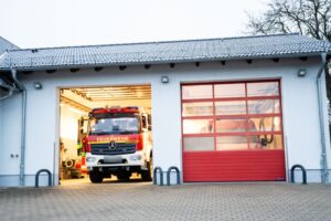 Feuerwehrgerätehaus mit geöffnetem Tor