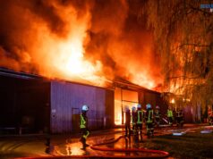 Offenbach an der Queich: Fahrzeughalle der Feuerwehr ausgebrannt – sieben Fahrzeuge zerstört Nächtlicher Hallenbrand mit Einsatzkräften der Feuerwehr