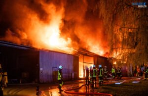 Offenbach an der Queich: Fahrzeughalle der Feuerwehr ausgebrannt – sieben Fahrzeuge zerstört Nächtlicher Hallenbrand mit Einsatzkräften der Feuerwehr
