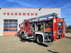 Bundesfahrzeug in Gangelt außer Dienst: Wartungsgeld vom Bund fehlt Rotes Löschgruppenfahrzeug LF-KatS mit geöffneten Geräteräumen vor einem Feuerwehrgerätehaus