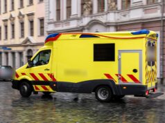 Rettungswagen erfasst auf Einsatzfahrt in Windeck ein Pferd – zwei Einsatzkräfte verletzt Gelber Rettungswagen mit rot-gelber Warnmarkierung fährt über eine nasse Straße