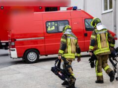 Zusatzrente für Feuerwehrleute in MV: SPD-Senioren wollen Forderung in den Koalitionsvertrag bringen Zwei Feuerwehrleute in Einsatzkleidung mit Helm tragen Atemschutzgeräte zu einem Einsatzfahrzeug.