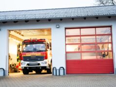Sparkonzept „Mission 30“: Norderstedt prüft Zukunft der Feuerwehr Harksheide ohne eigenen Standort – Entscheidung offen Feuerwehrgerätehaus mit geöffnetem Tor, in dem ein rotes Löschfahrzeug steht.