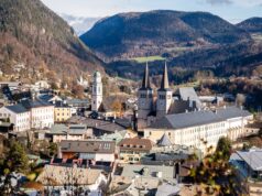 Großbrand zerstört Kehlsteinhaus am Obersalzberg weitgehend – 33-Jähriger unter Brandstiftungsverdacht Ortsansicht von Berchtesgaden mit Bergen im Hintergrund