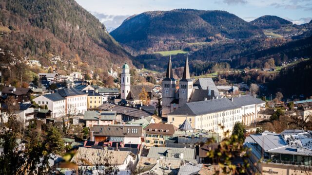 Ortsansicht von Berchtesgaden mit Bergen im Hintergrund