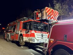 Neue Drehleiter rutscht bei Einsatzfahrt in Bergisch Gladbach eine Böschung hinunter – Besatzung unverletzt Verunfallte Drehleiter der Feuerwehr Bergisch Gladbach bei Nacht auf der Straße hinter einem Bergungsfahrzeug