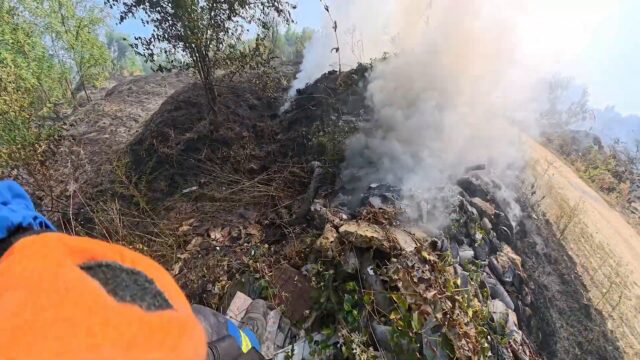 Qualmender Müllhaufen im Wald